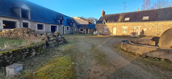 SITE DE CAMPAGNE avec bâtiments d'habitations en pierres à fort potentiel