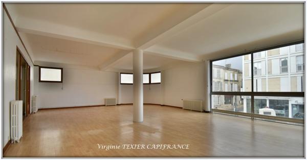 Dpt Charente Maritime (17), à vendre SAINT JEAN D'ANGELY centre ville immeuble de rapport - d'une superficie totale de 437 m²