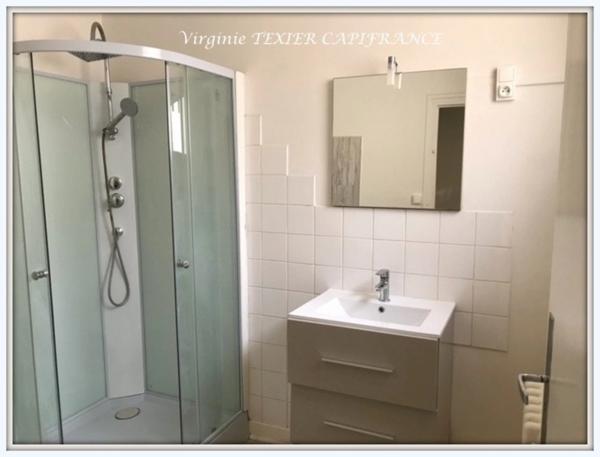 Dpt Charente Maritime (17), à vendre SAINT JEAN D'ANGELY centre ville immeuble de rapport - d'une superficie totale de 437 m²