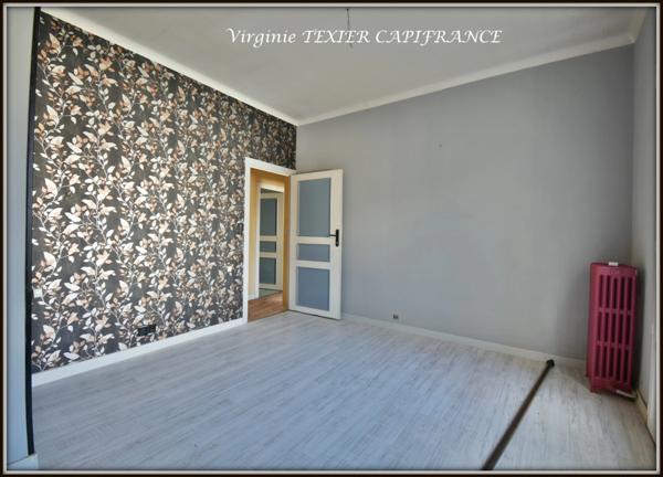 Dpt Charente Maritime (17), à vendre SAINT JEAN D'ANGELY centre ville immeuble de rapport - d'une superficie totale de 437 m²