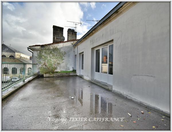 Dpt Charente Maritime (17), à vendre SAINT JEAN D'ANGELY centre ville immeuble de rapport - d'une superficie totale de 437 m²