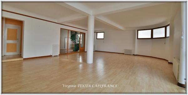 Dpt Charente Maritime (17), à vendre SAINT JEAN D'ANGELY centre ville immeuble de rapport - d'une superficie totale de 437 m²