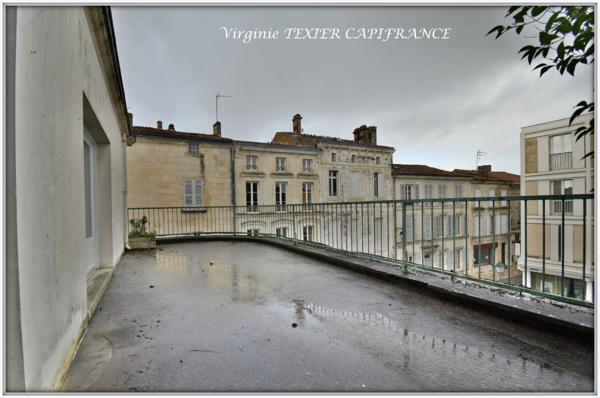 Dpt Charente Maritime (17), à vendre SAINT JEAN D'ANGELY centre ville immeuble de rapport - d'une superficie totale de 437 m²