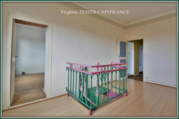 Dpt Charente Maritime (17), à vendre SAINT JEAN D'ANGELY centre ville immeuble de rapport - d'une superficie totale de 437 m²