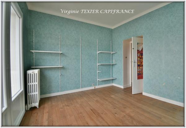 Dpt Charente Maritime (17), à vendre SAINT JEAN D'ANGELY centre ville immeuble de rapport - d'une superficie totale de 437 m²