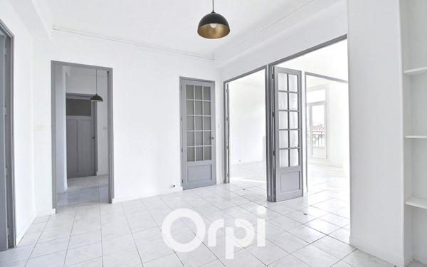 Appartement à louer    4 pièces • 119 m2 Marseille 7