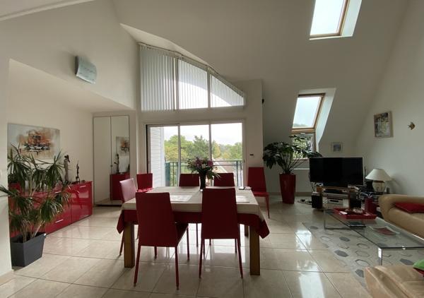 VENDU - Bel appartement au dernier étage d'une résidence de standing à proximité de la plage et des commerces
