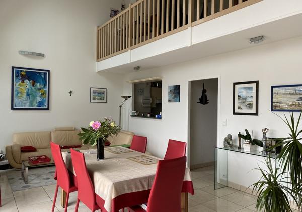VENDU - Bel appartement au dernier étage d'une résidence de standing à proximité de la plage et des commerces