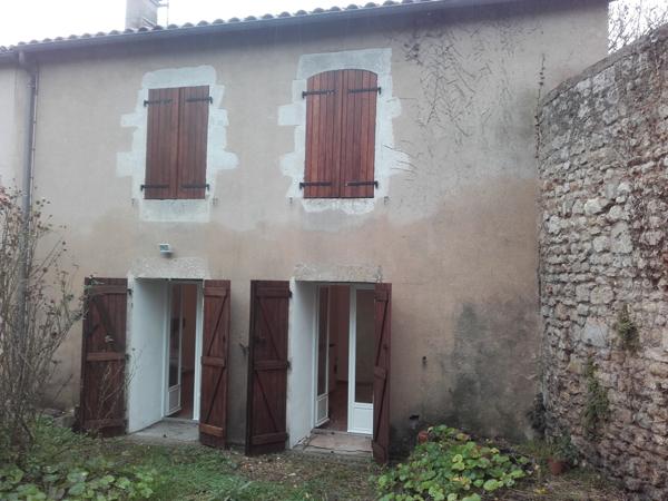 Poitiers (86000) DOUBLE IMMEUBLE POITIERS CENTRE 682 m2 avec 12 LOGEMENTS, 2 GARAGES, 2 LOCAUX COMMERCIAUX, JARDIN !