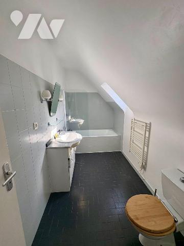 PACE- Au calme dans une impasse 
Une maison d'habitation individuelle édifiée en 1977 :
- Au ...