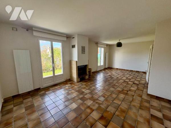 PACE- Au calme dans une impasse 
Une maison d'habitation individuelle édifiée en 1977 :
- Au ...
