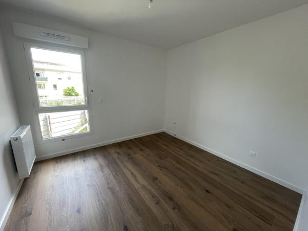 Dernier Etage Terrasse et Parkings dans le Bourg