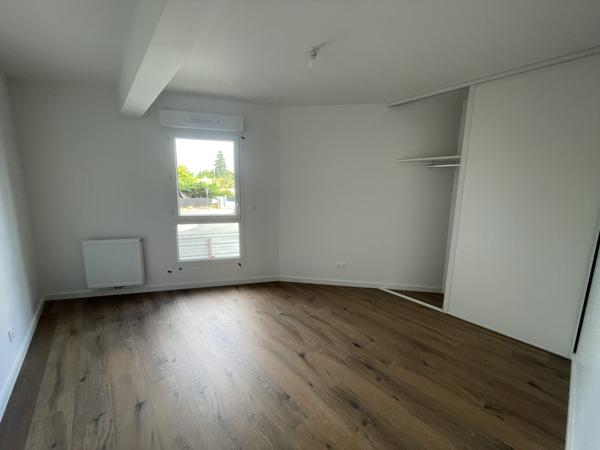 Dernier Etage Terrasse et Parkings dans le Bourg
