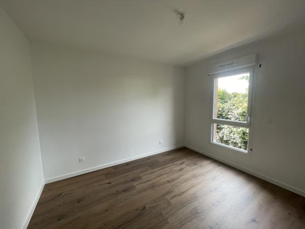 Dernier Etage Terrasse et Parkings dans le Bourg