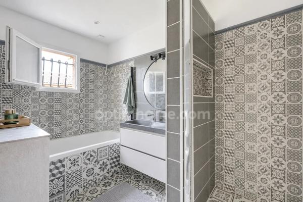 Pierre-Bénite – Maison familiale de 130 m², 6 pièces, piscine, jacuzzi et espaces extérieurs