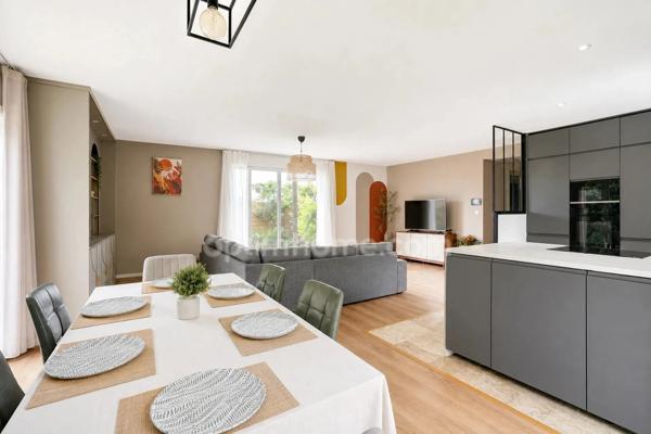 Pierre-Bénite – Maison familiale de 130 m², 6 pièces, piscine, jacuzzi et espaces extérieurs
