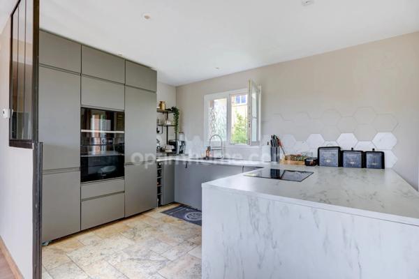 Pierre-Bénite – Maison familiale de 130 m², 6 pièces, piscine, jacuzzi et espaces extérieurs