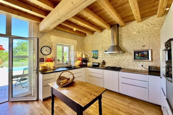 Élégante Maison Charentaise Rénovée avec Piscine, Calme Absolu en Sud Charente