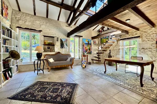 Élégante Maison Charentaise Rénovée avec Piscine, Calme Absolu en Sud Charente