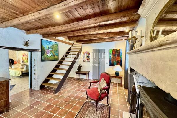 Élégante Maison Charentaise Rénovée avec Piscine, Calme Absolu en Sud Charente