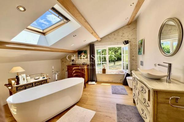 Élégante Maison Charentaise Rénovée avec Piscine, Calme Absolu en Sud Charente