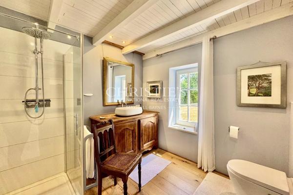 Élégante Maison Charentaise Rénovée avec Piscine, Calme Absolu en Sud Charente