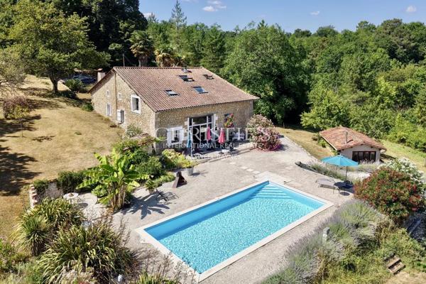 Élégante Maison Charentaise Rénovée avec Piscine, Calme Absolu en Sud Charente