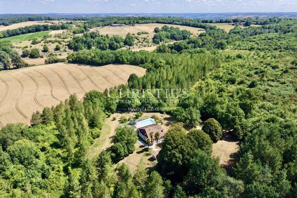 Élégante Maison Charentaise Rénovée avec Piscine, Calme Absolu en Sud Charente
