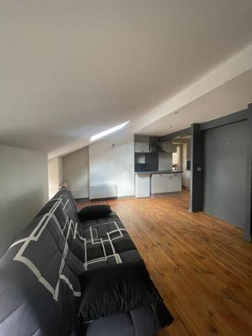 REF 8834- 46 RUE SAINT JACQUES - F2 MEUBLE