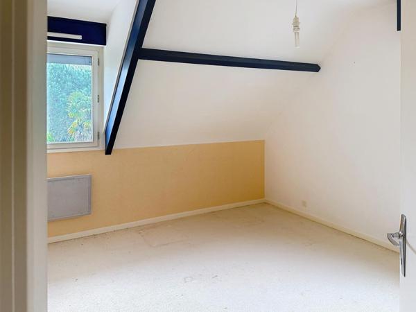 Cette jolie maison familialle avec  un terrain arboré et une piscine chauffée.