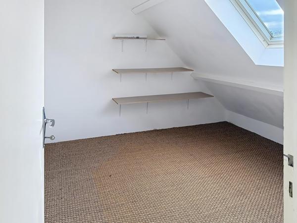 Cette jolie maison familialle avec  un terrain arboré et une piscine chauffée.