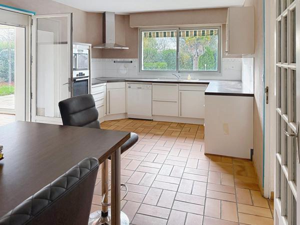 Cette jolie maison familialle avec  un terrain arboré et une piscine chauffée.