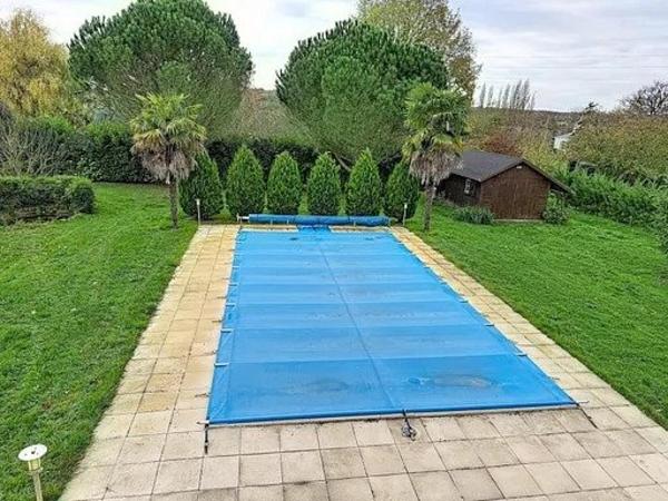 Cette jolie maison familialle avec  un terrain arboré et une piscine chauffée.