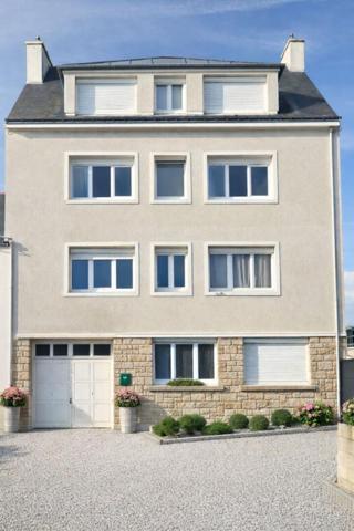 Appartement T3 (67 m2) rénové avec garage, atelier et terrain à Lanester (Morbihan)