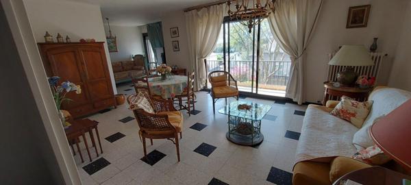 30.GARD.NIMES. Appartement traversant de106 m² avec terrasse dans résidence sécurisée, quartier Saint Césaire