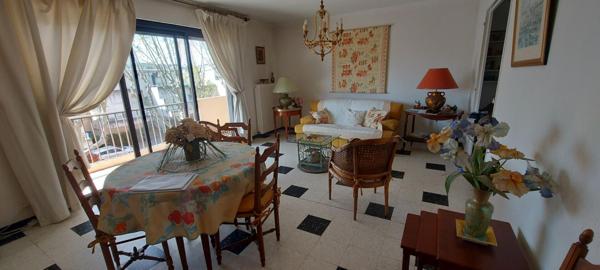 30.GARD.NIMES. Appartement traversant de106 m² avec terrasse dans résidence sécurisée, quartier Saint Césaire