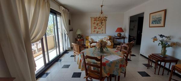 30.GARD.NIMES. Appartement traversant de106 m² avec terrasse dans résidence sécurisée, quartier Saint Césaire