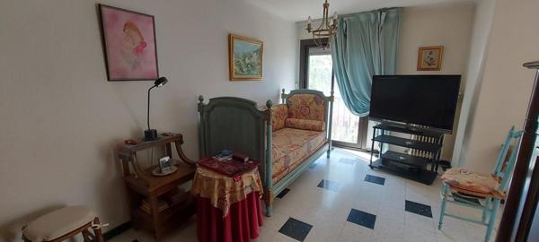 30.GARD.NIMES. Appartement traversant de106 m² avec terrasse dans résidence sécurisée, quartier Saint Césaire