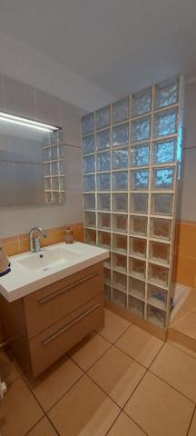 30.GARD.NIMES. Appartement traversant de106 m² avec terrasse dans résidence sécurisée, quartier Saint Césaire