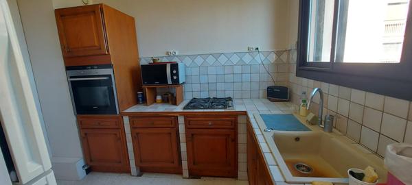 30.GARD.NIMES. Appartement traversant de106 m² avec terrasse dans résidence sécurisée, quartier Saint Césaire