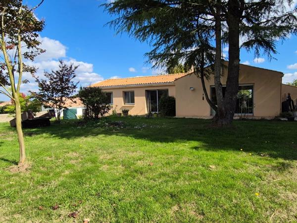 CHATEAU- GUIBERT AU CALME ABSOLUE CHARMANTE MAISON AVEC PISCINE ET SOUS SOL COMPLET SUR 3800M² CLOS