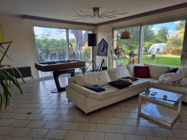 CHATEAU- GUIBERT AU CALME ABSOLUE CHARMANTE MAISON AVEC PISCINE ET SOUS SOL COMPLET SUR 3800M² CLOS