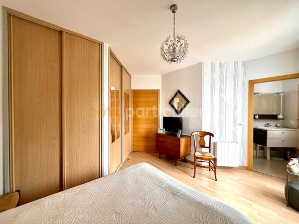 Vente
                Appartement89 m² - 3 Pièces -
                    royan (17200)