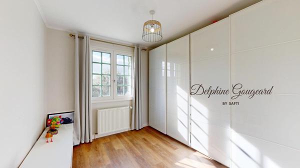 Belle maison de 170m2, piscine et vue dégagée, à deux pas des commerces.