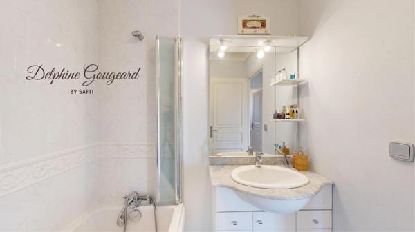 Belle maison de 170m2, piscine et vue dégagée, à deux pas des commerces.