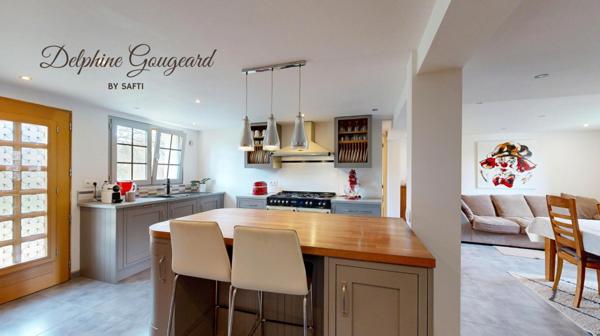 Belle maison de 170m2, piscine et vue dégagée, à deux pas des commerces.