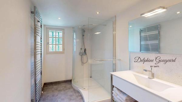 Belle maison de 170m2, piscine et vue dégagée, à deux pas des commerces.