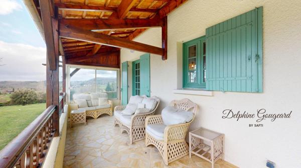 Belle maison de 170m2, piscine et vue dégagée, à deux pas des commerces.