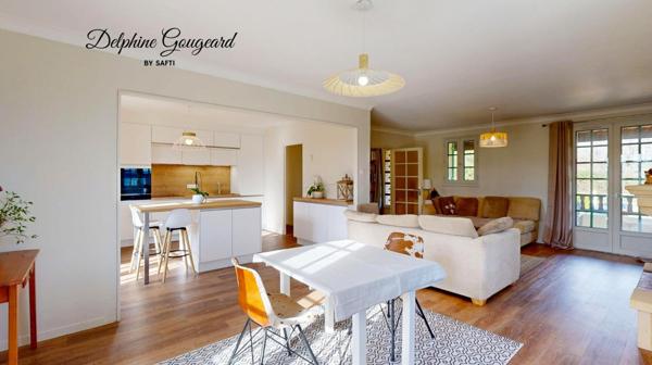 Belle maison de 170m2, piscine et vue dégagée, à deux pas des commerces.