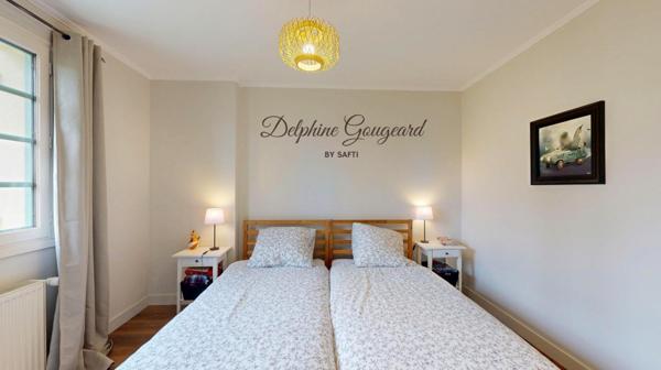 Belle maison de 170m2, piscine et vue dégagée, à deux pas des commerces.